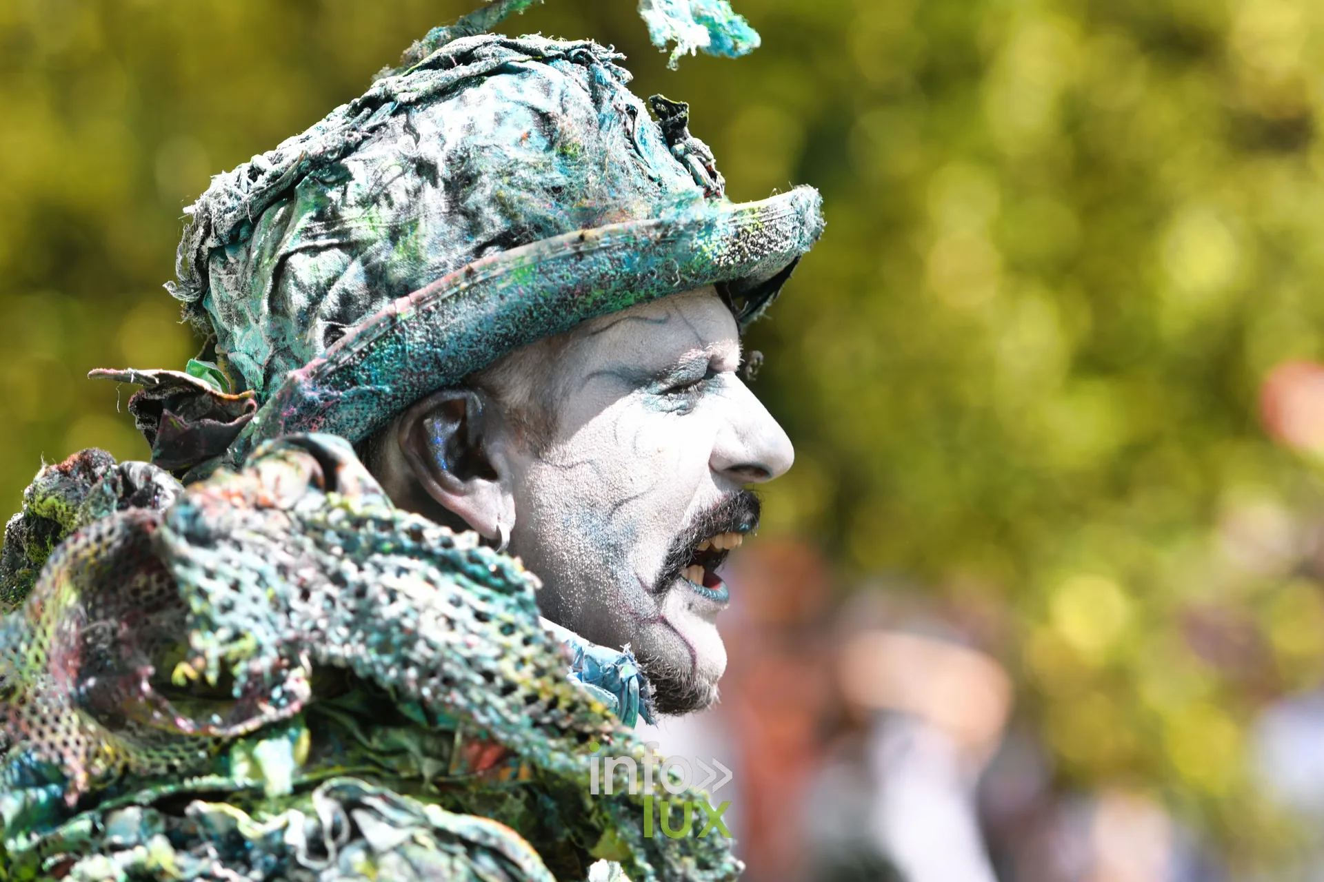 Statue vivante végétale au chapeau moussu, créature des marécages, Marche-en-Famenne