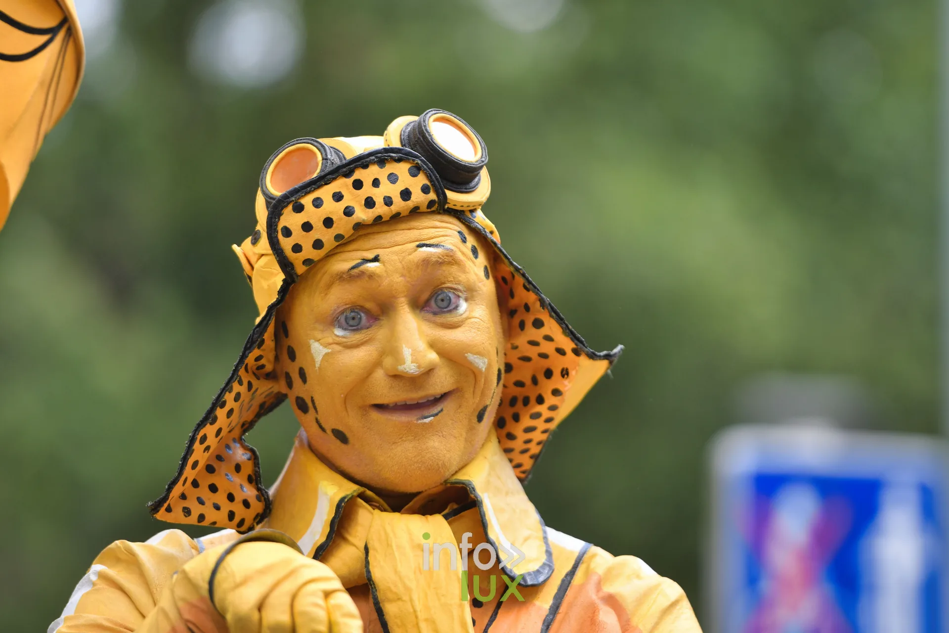 Statue vivante dorée en aviateur aux lunettes de plongée, Marche-en-Famenne
