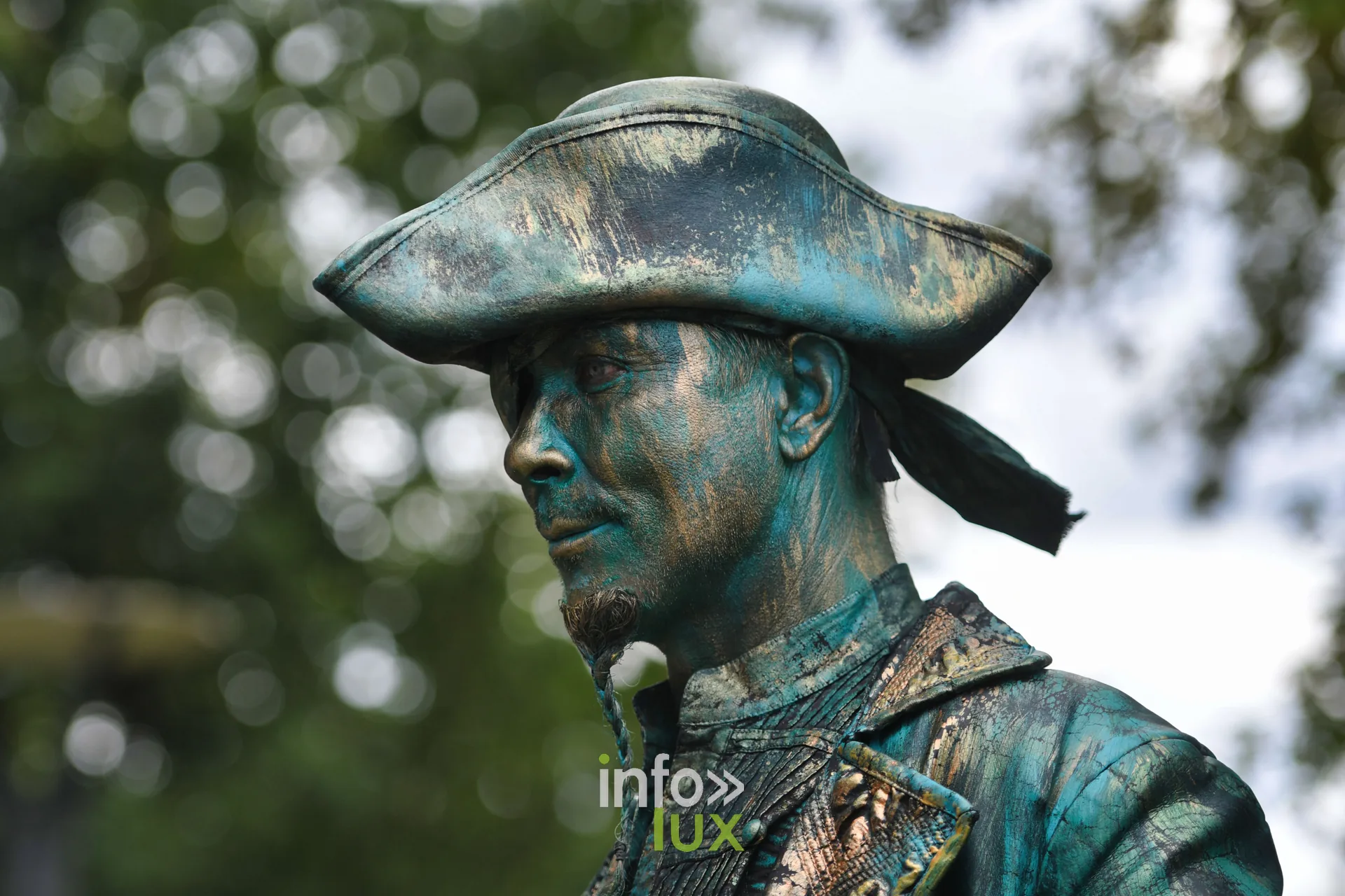 Statue vivante de pirate au tricorne, patine bronze, Marche-en-Famenne