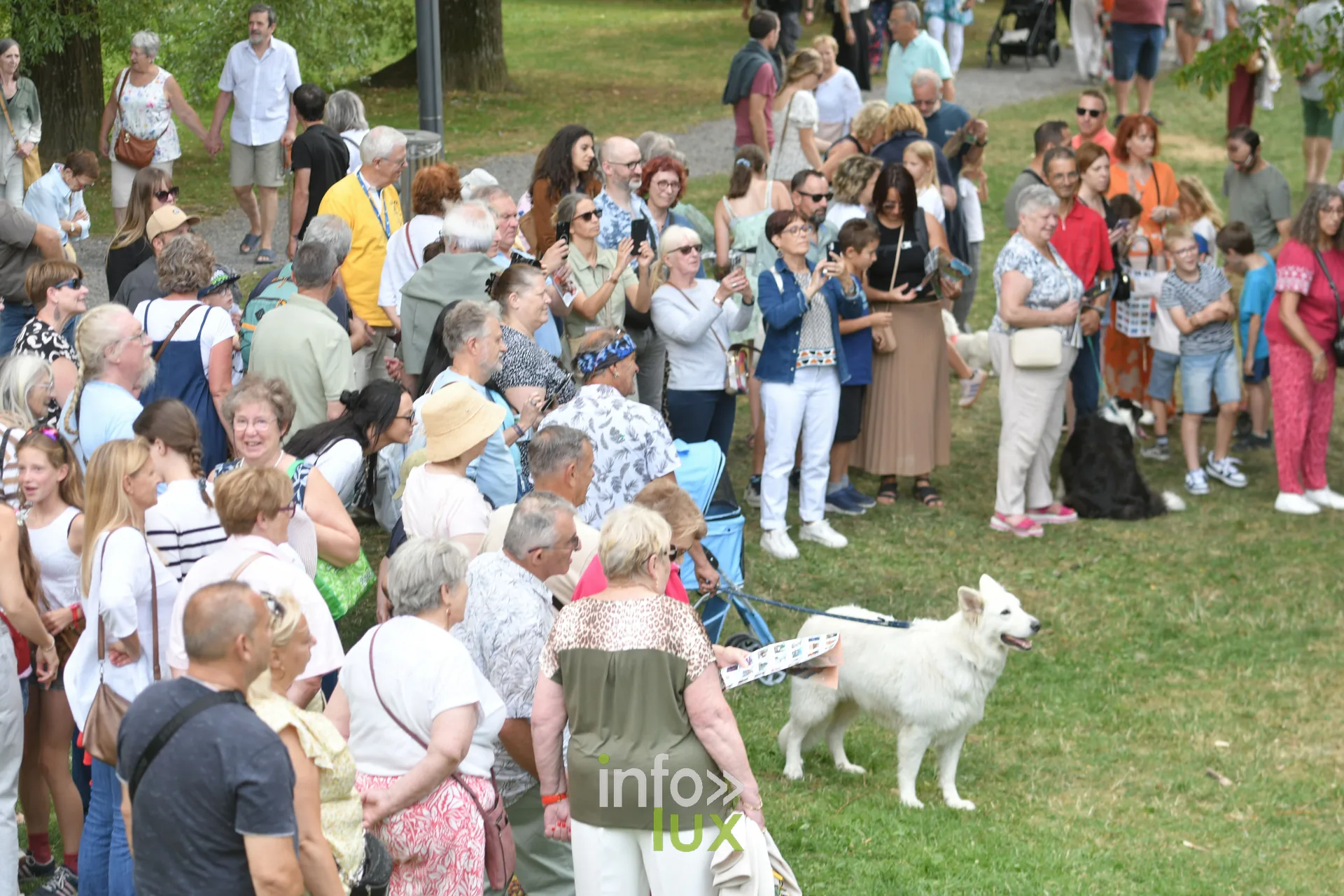 Foule de visiteurs dans le parc lors des Statues en Marche 2026