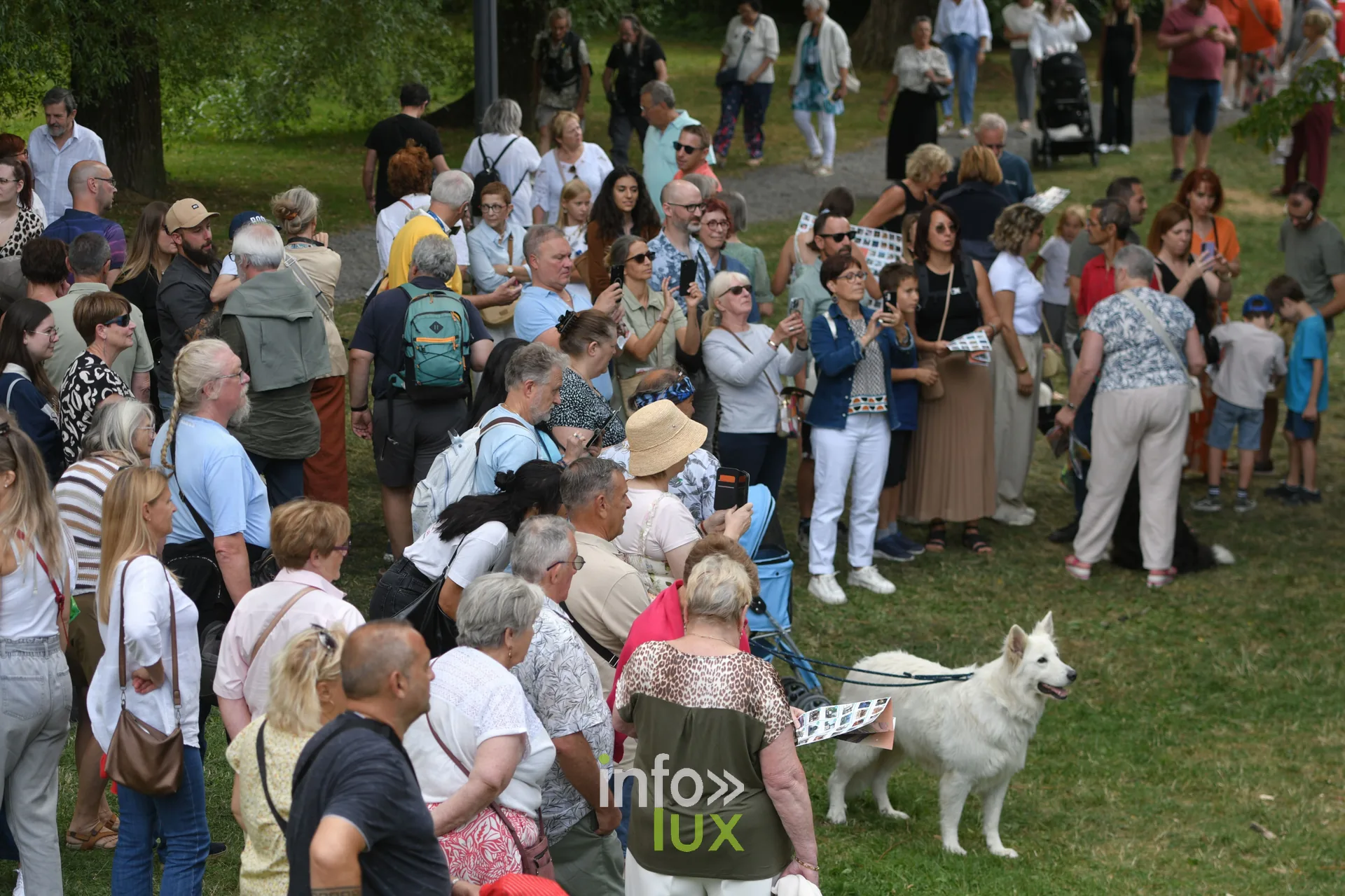 Public familial déambulant entre les statues vivantes à Marche-en-Famenne