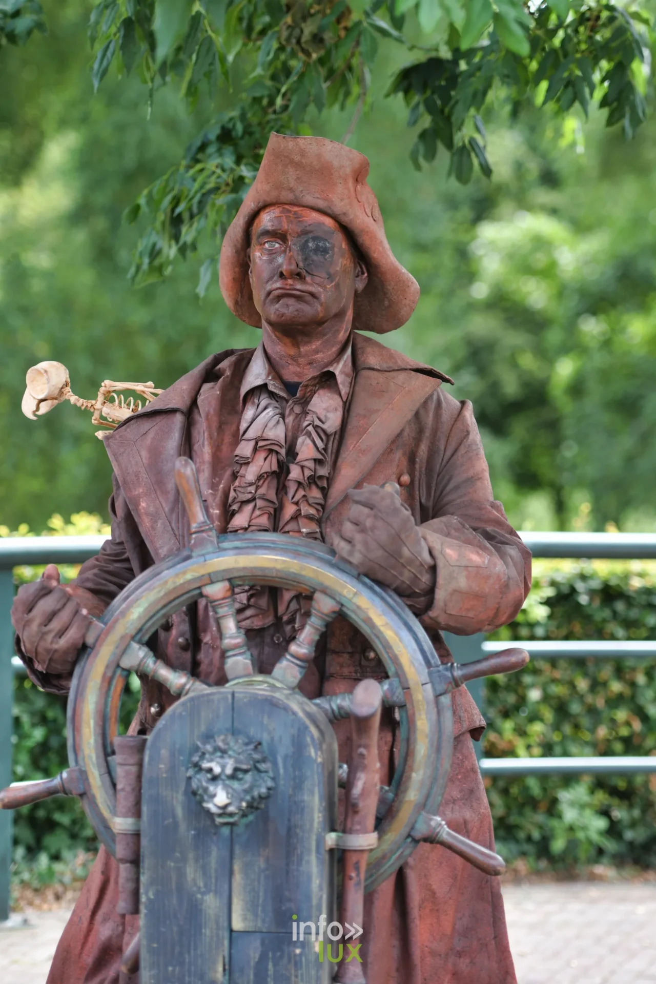 Statue vivante de capitaine à la barre, terre cuite, Statues en Marche 2026