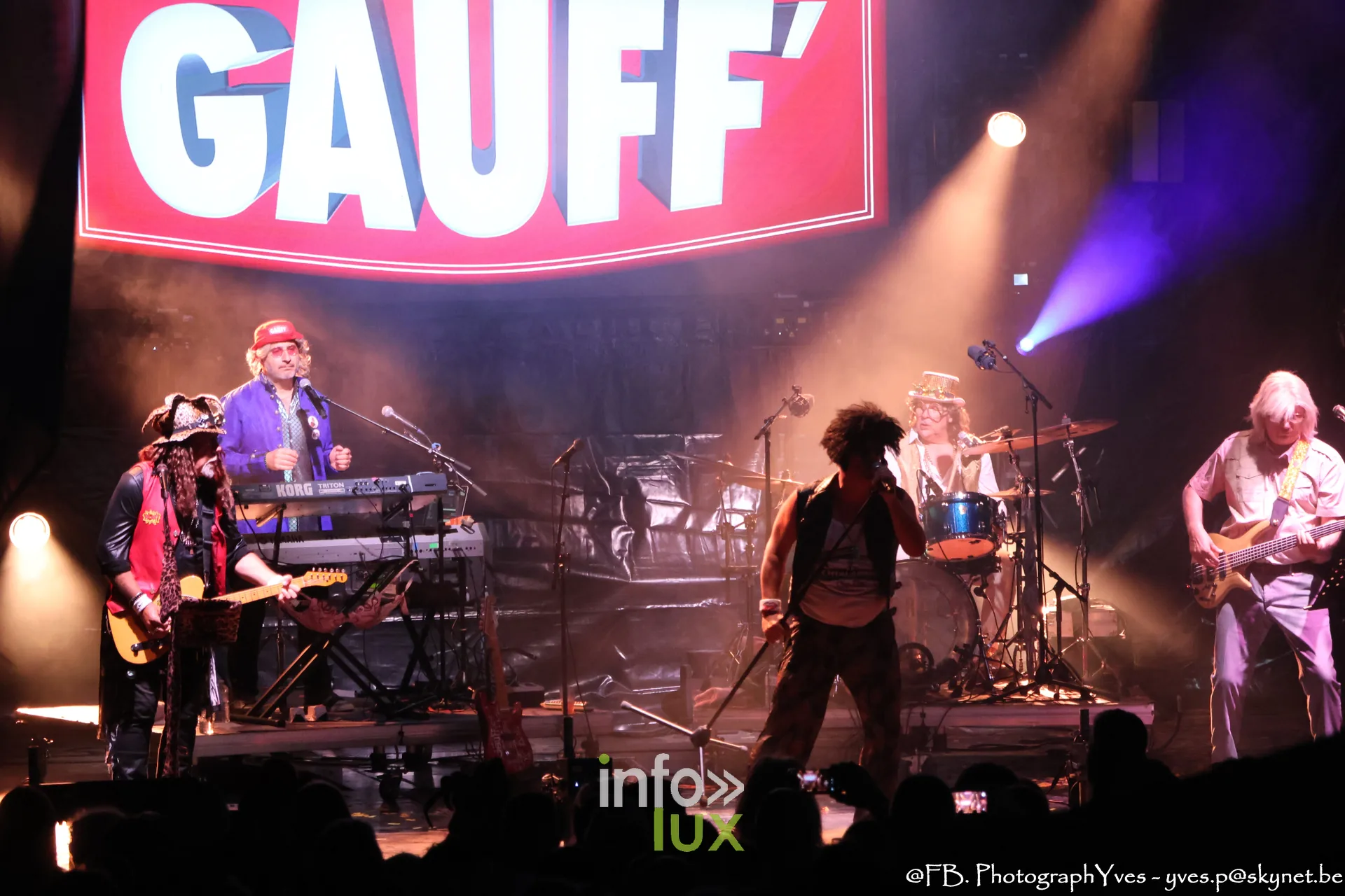 Les Gauff' en pleine performance devant l'ecran geant du groupe au concert du 21 juillet a Tellin