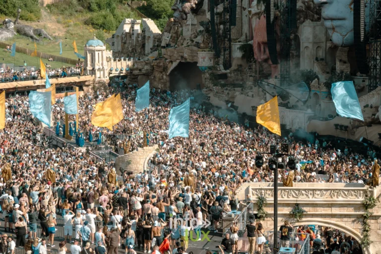 Ambiance et scénographie du festival de musique électronique Tomorrowland 2026 à Boom, premier week-end, sous le thème Consciencia