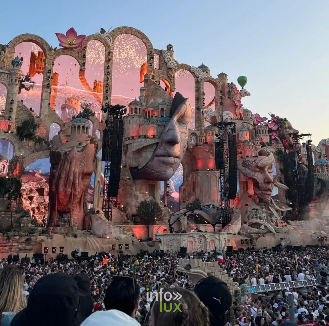 Ambiance et scènes du festival Tomorrowland 2026 à Boom, édition Consciencia