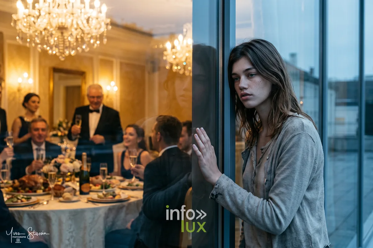 Création IA d'Yves Stassin : jeune femme démunie derrière une vitre observant un dîner fastueux