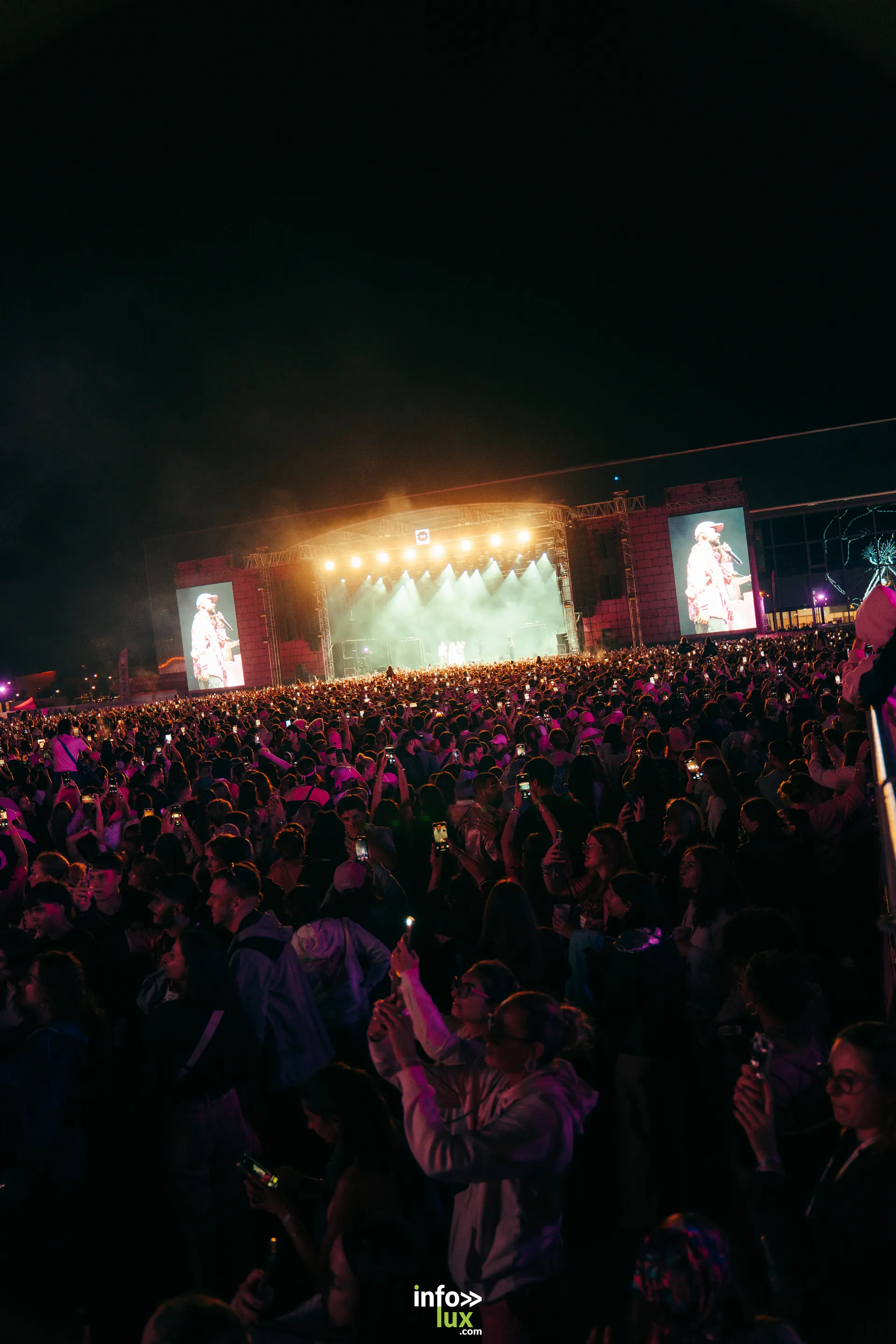 Jeune public devant une scène du Rose Festival