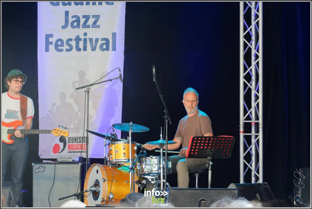 Musicien sur scène au Gaume Jazz Festival 2026 à Rossignol — photo Gustave KABONGO