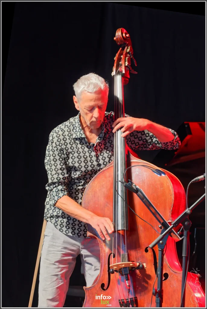 Scène du Gaume Jazz Festival 2026 à Rossignol, jour 1 — photo Gustave KABONGO