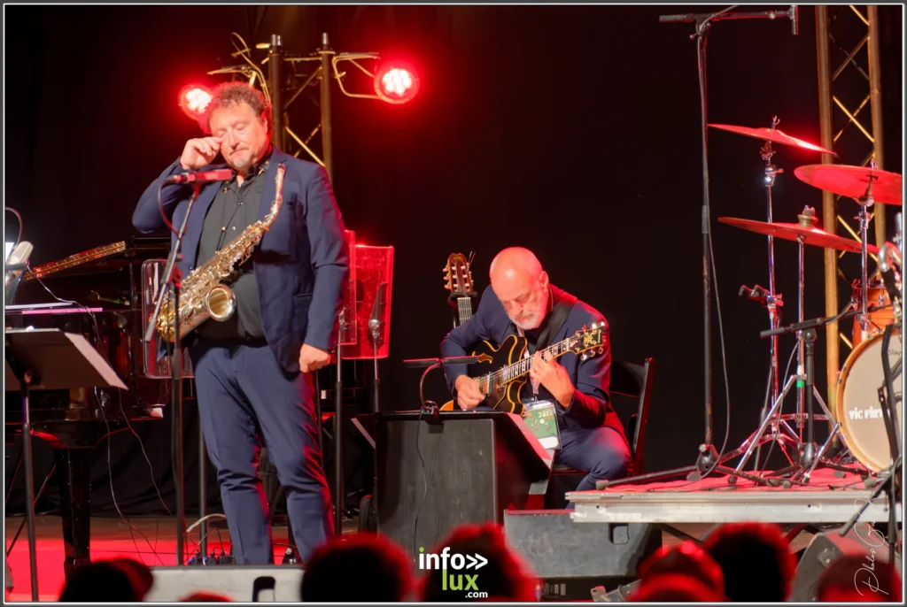 Musicien sur scène au Gaume Jazz Festival 2026 à Rossignol — photo Gustave KABONGO