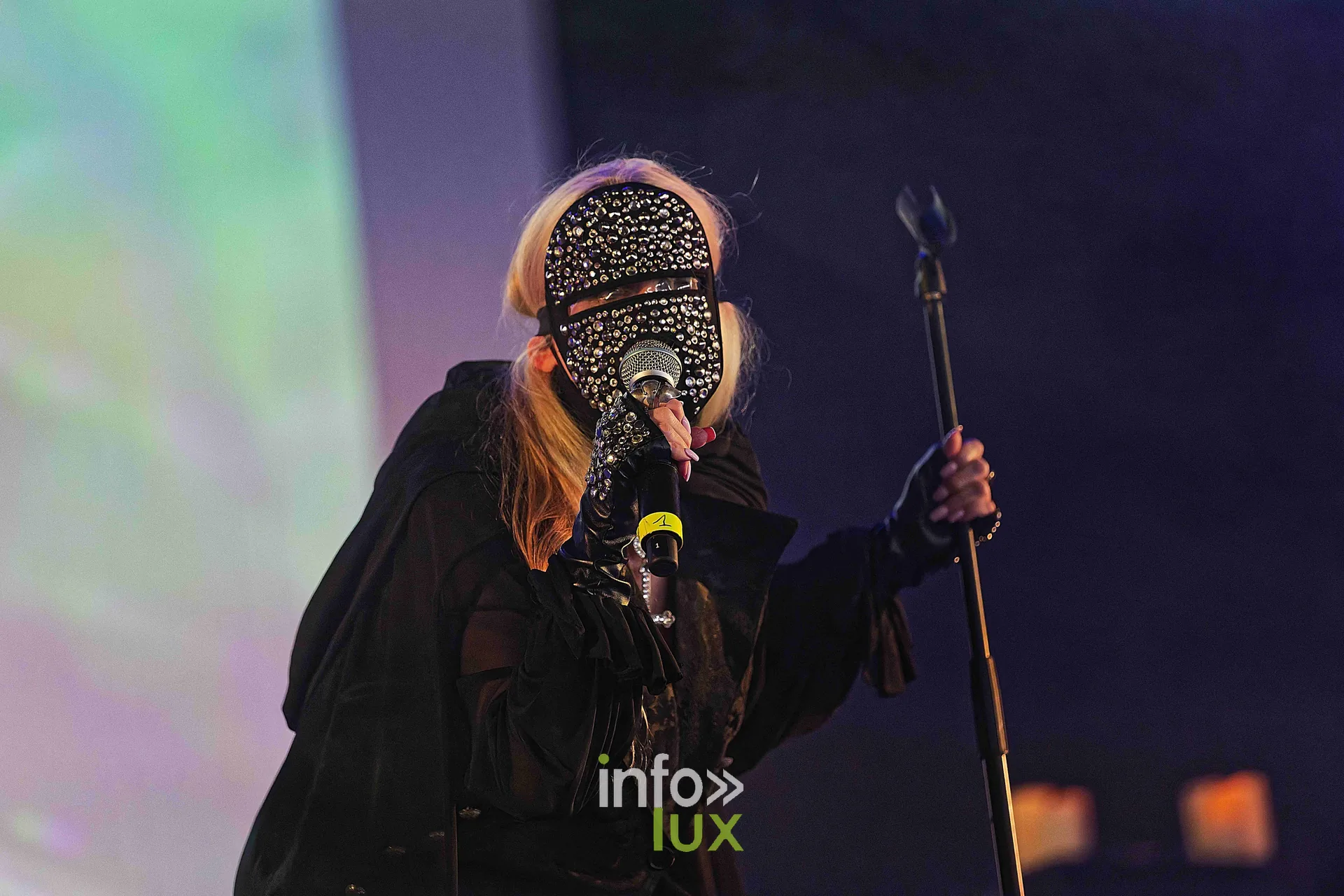 L’atmosphère sombre installée par Coven et sa chanteuse Jinx Dawson sur la Swamp Stage.