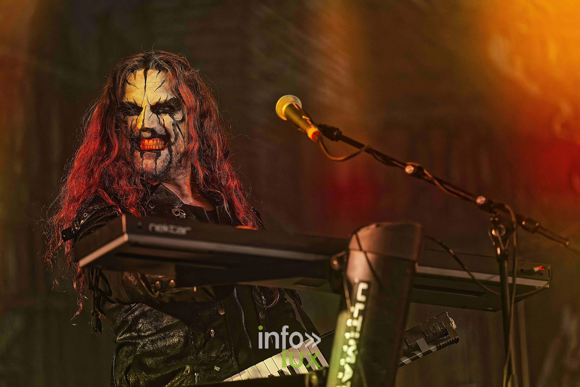 Carach Angren et son black metal théâtral, sur la scène couverte.