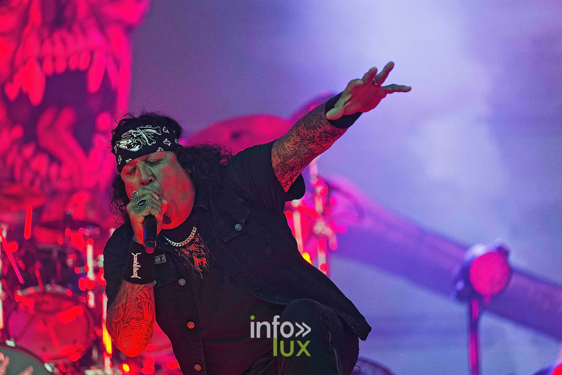 Testament, venu de la Bay Area, enflamme la scène et soulève la poussière.