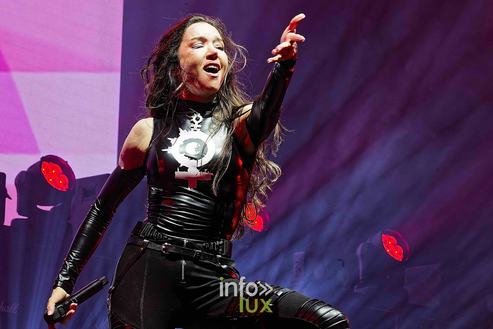 Un set de death metal solide, parsemé de soli, mené d’un bout à l’autre du podium.
