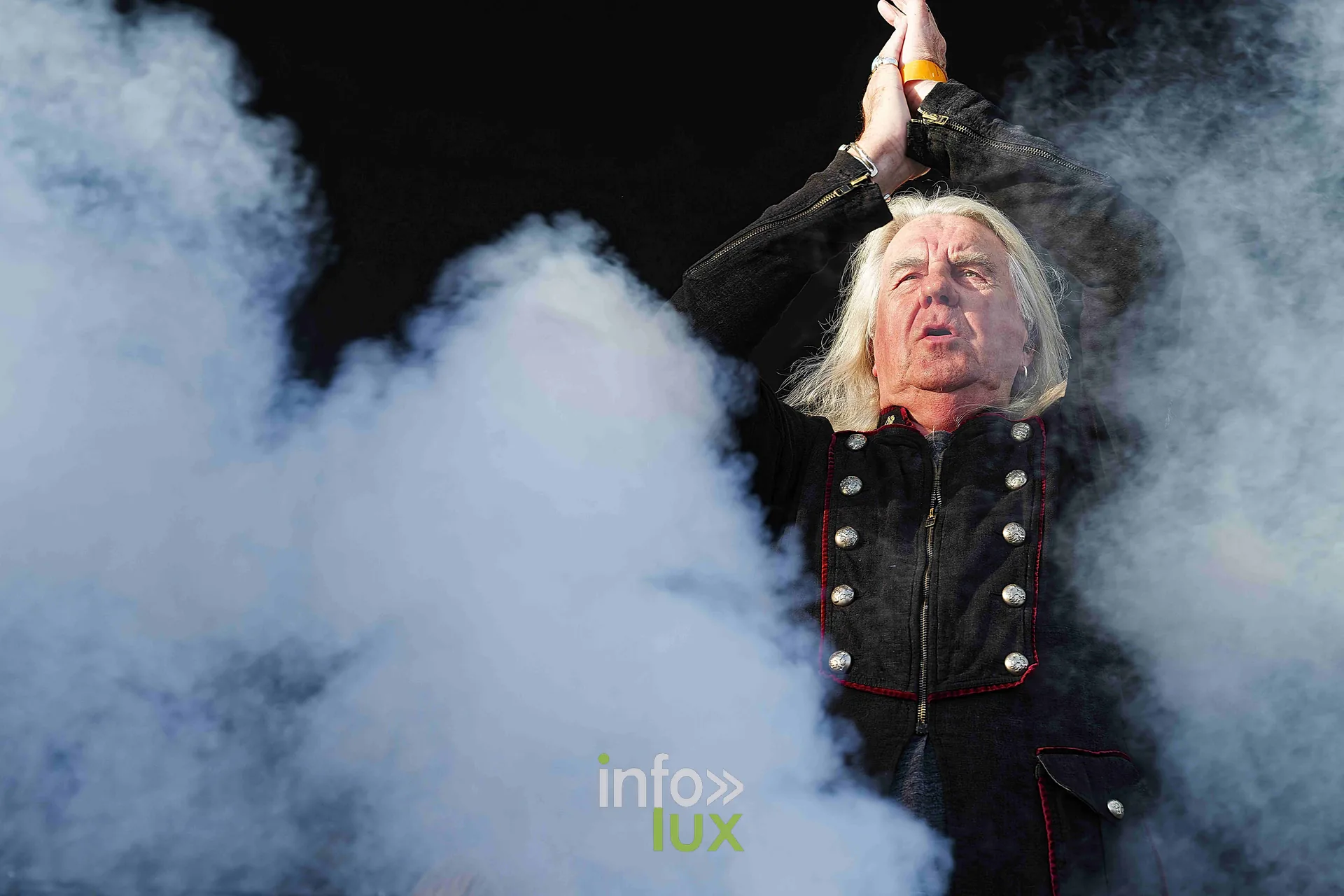 Saxon : à 75 ans, Biff Byford étale toute sa forme, jusqu’aux vestes en jean empruntées au public.