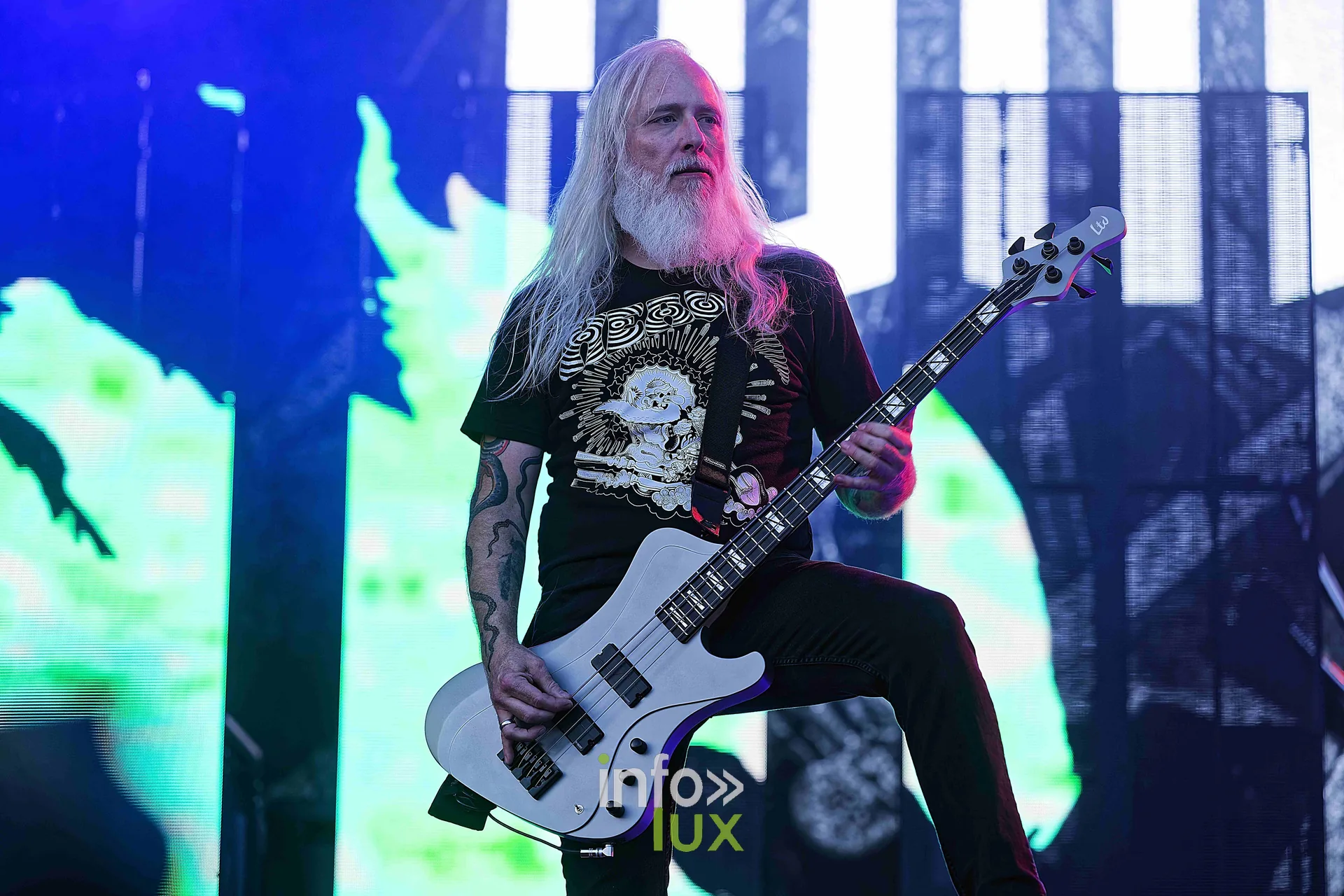 Lamb of God : le chanteur arpente la scène d’un côté à l’autre, et la musique suit.