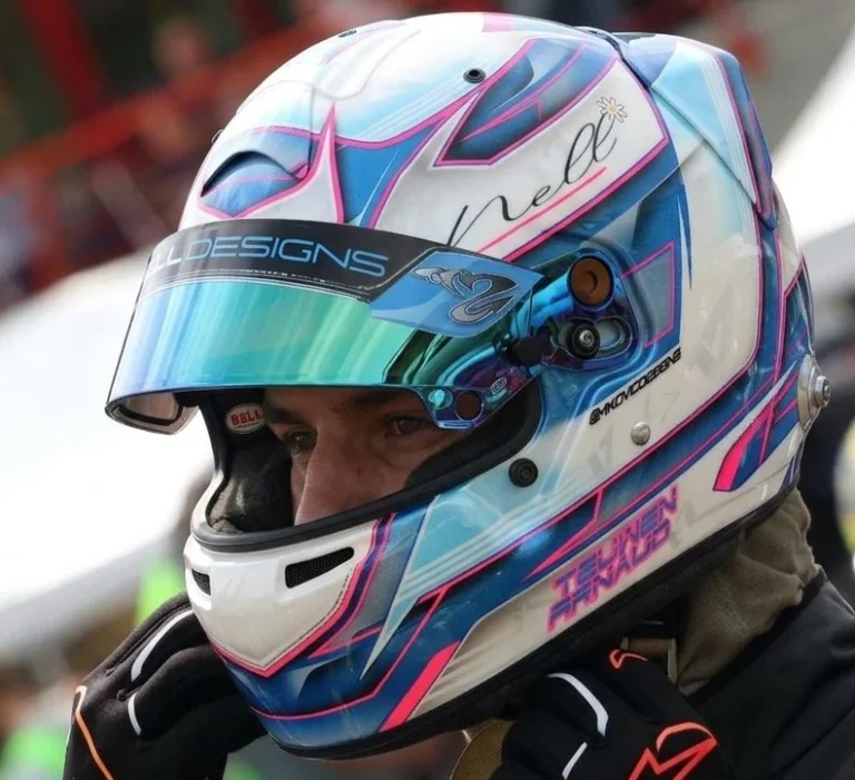 Arnaud Teuwen, pilote de karting, casque sur la tete