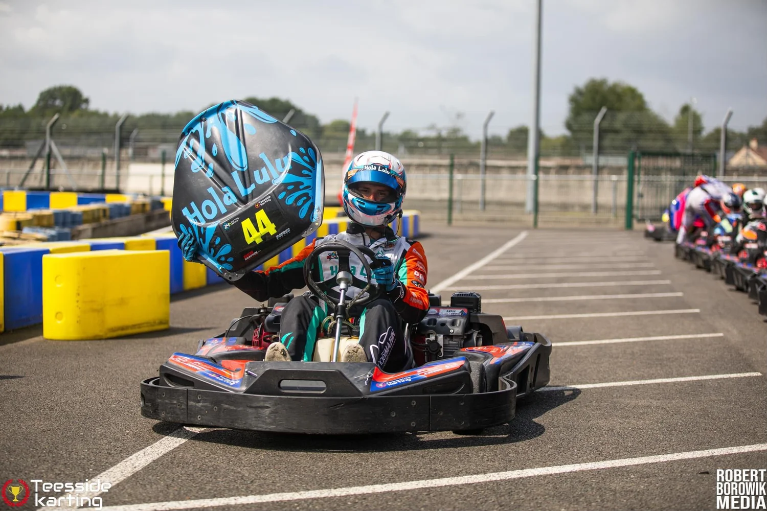 Arnaud Teuwen en piste Arnaud Teuwen en piste au volant de son karting numero 44