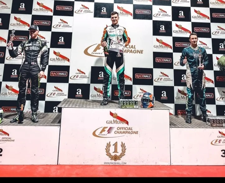 Arnaud Teuwen sur le podium Arnaud Teuwen sur la plus haute marche du podium en karting