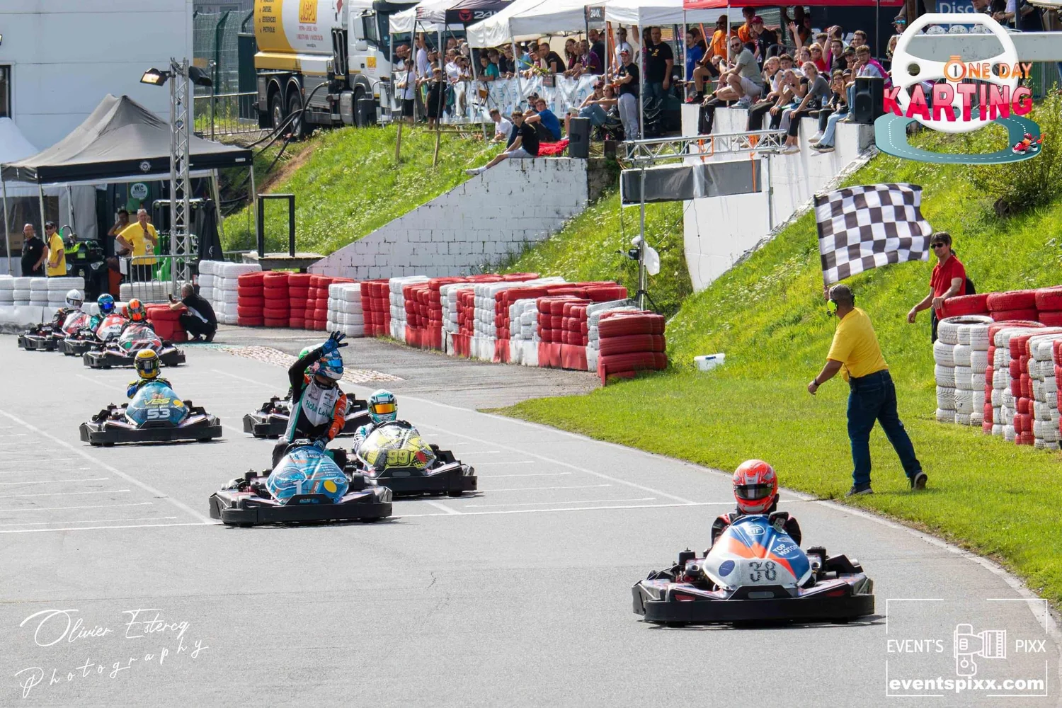 Victoire aux 24H de Spa-Francorchamps Arnaud Teuwen franchit la ligne sous le drapeau a damier aux 24H de Spa-Francorchamps
