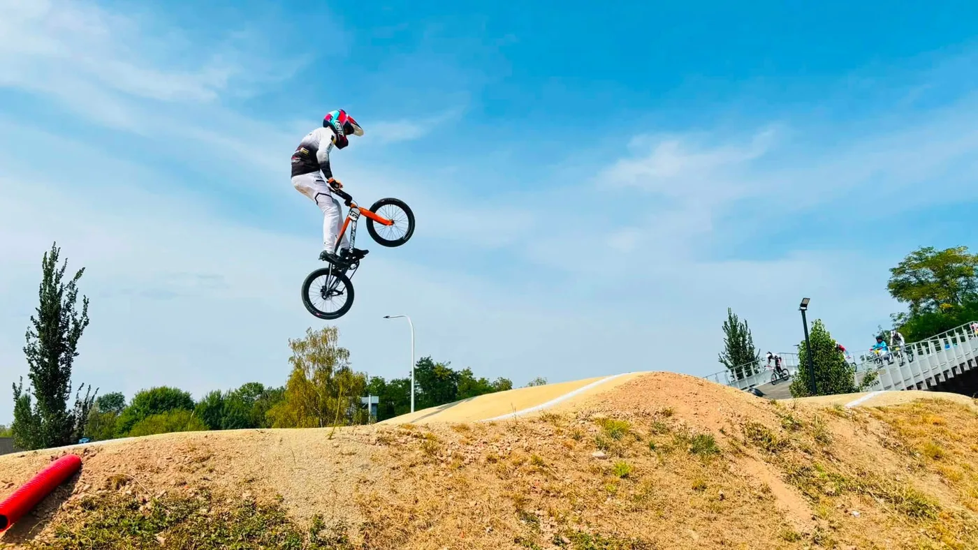 Pilote de BMX en plein saut sur la piste de Habay-la-Neuve