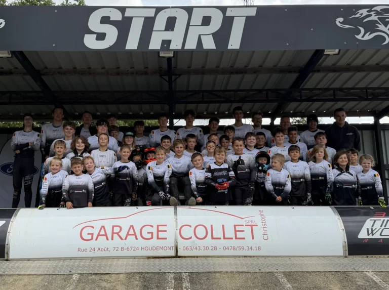Les pilotes du BMX Timberwolves Racing réunis sous la grille de départ de la piste d'Habay-la-Neuve