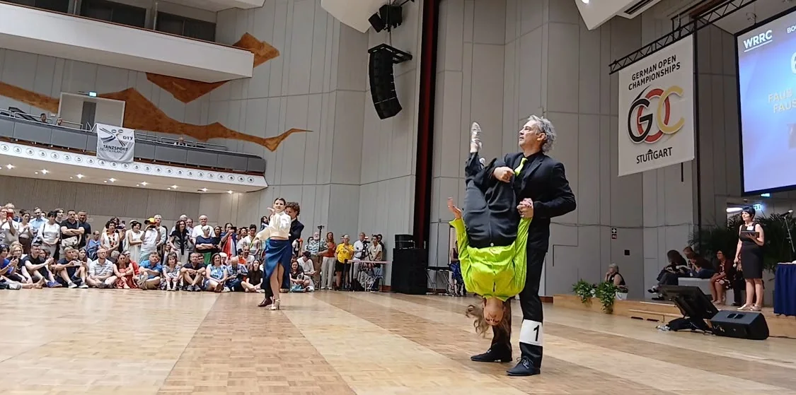 Daniel Ortmans porte Orelia Therer en acrobatie au championnat du monde de boogie woogie a Stuttgart