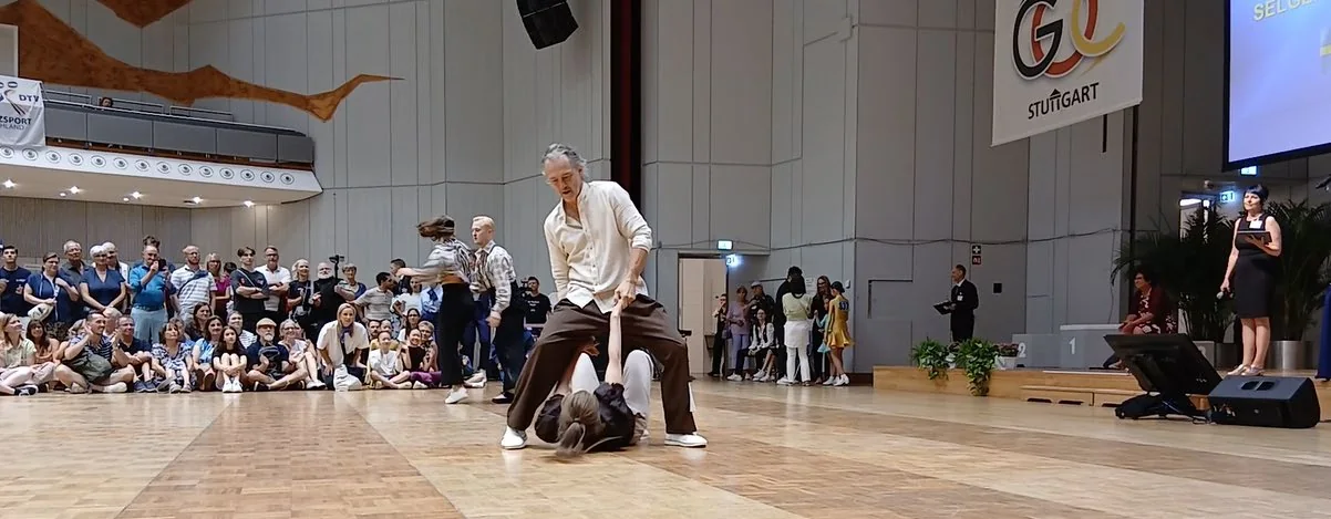 Passe acrobatique au ras du parquet du couple belge de boogie woogie a Stuttgart
