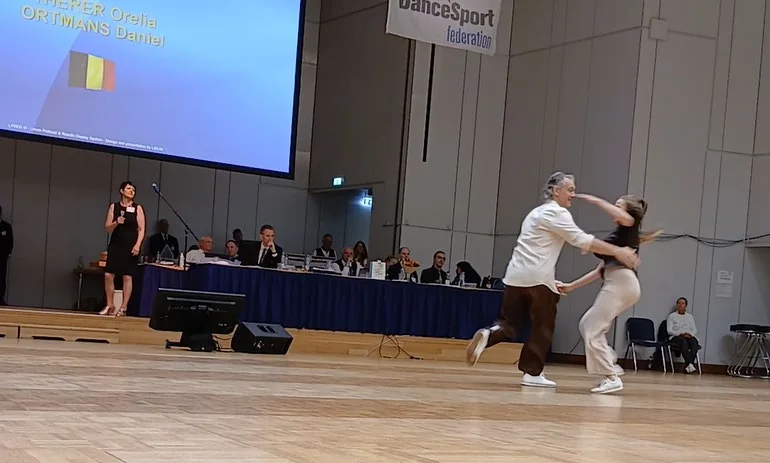 Daniel Ortmans et Orelia Therer entrent en piste devant le jury du championnat du monde