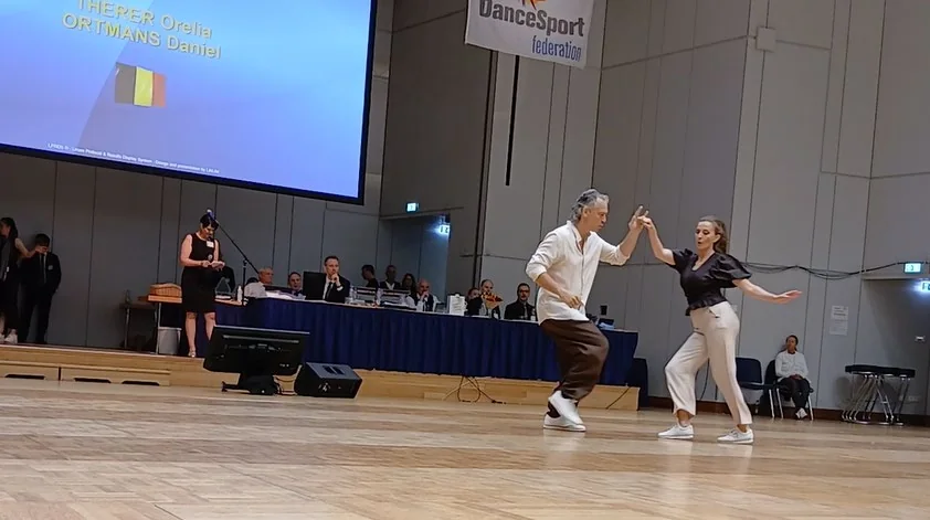 Daniel Ortmans et Orelia Therer main dans la main devant le jury a Stuttgart