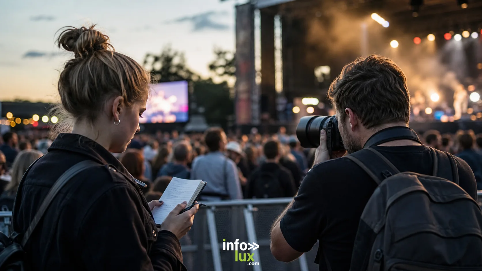 Journaliste et photographe Info-Lux couvrant un festival ou un concert sur le terrain