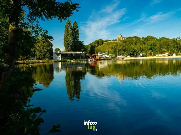 Camping du Lac Vert plage à Doulcon
