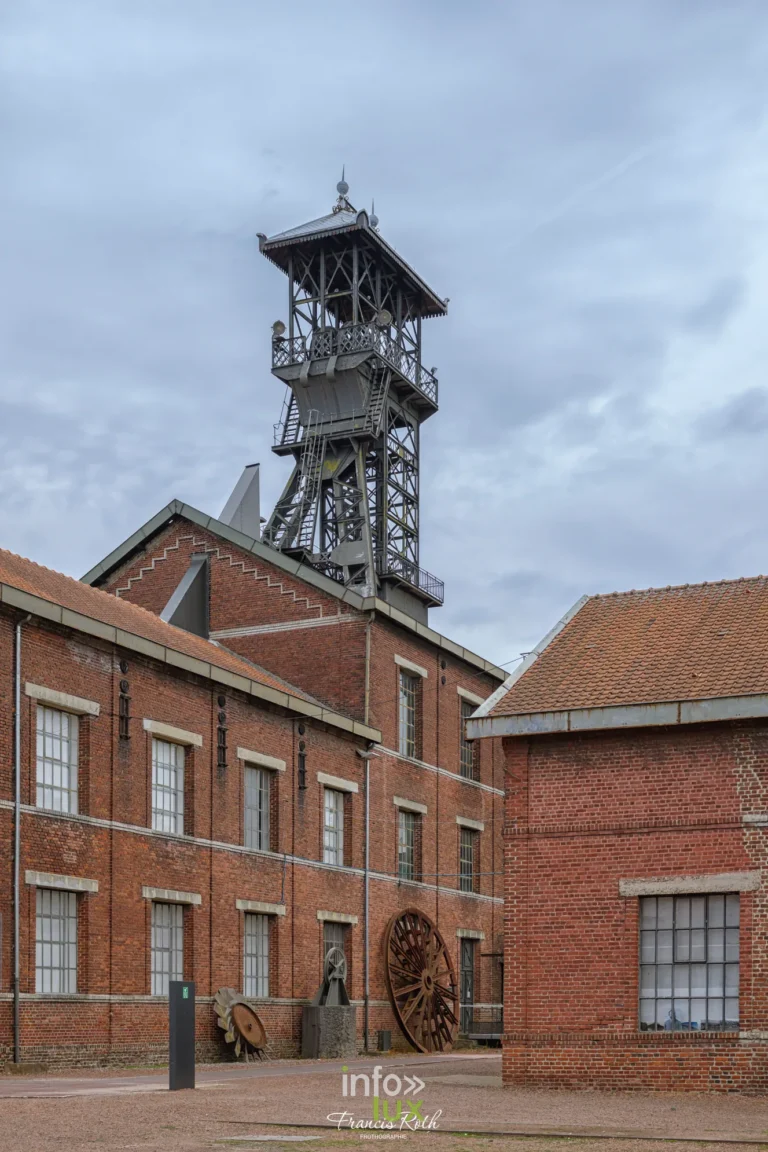 Le chevalement de la fosse Delloye et les bâtiments de brique du Centre Historique Minier de Lewarde