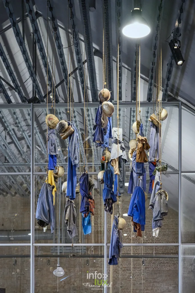 La salle des pendus du Centre Historique Minier : les vêtements de mineurs suspendus au plafond