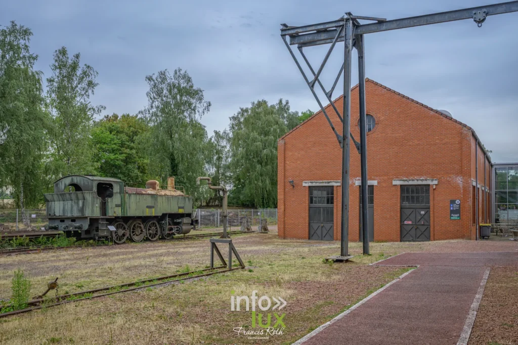 Bâtiment de brique et machine d'extraction exposée à l'extérieur, fosse Delloye