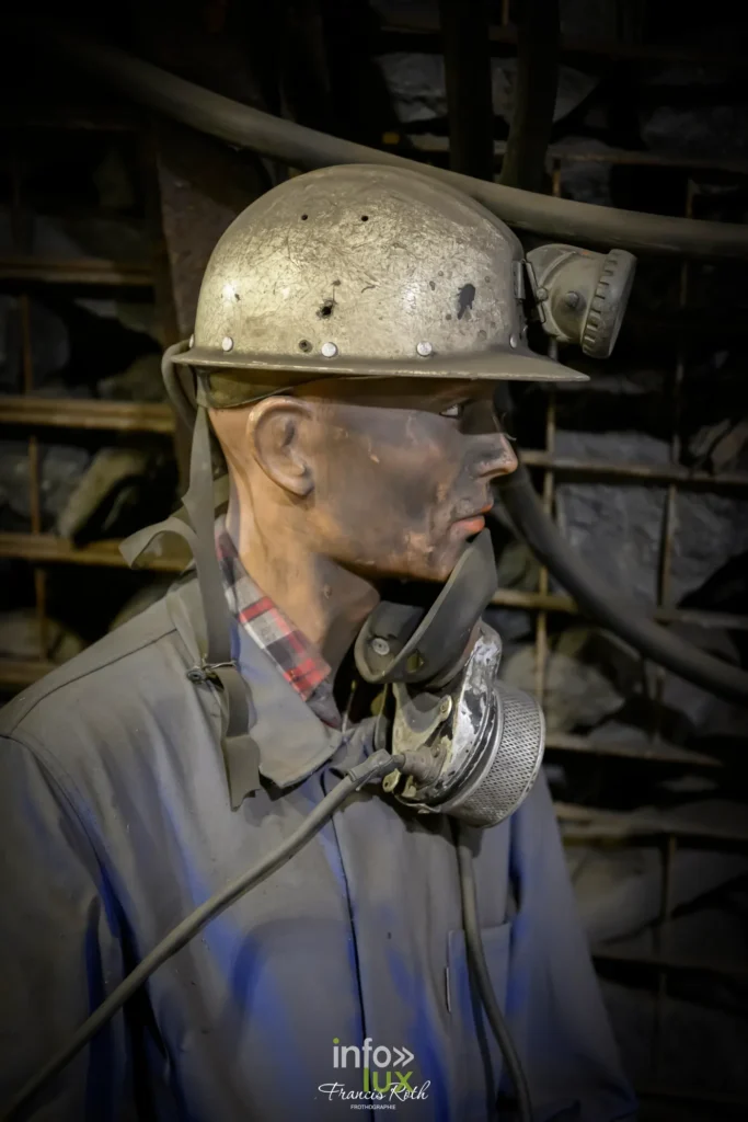 Mannequin de mineur casqué dans une reconstitution du Centre Historique Minier