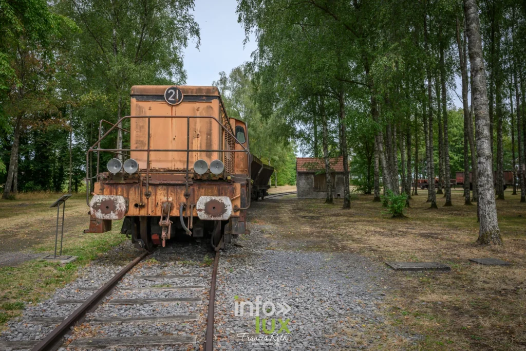 Ancienne locomotive de mine exposée sur les voies du site