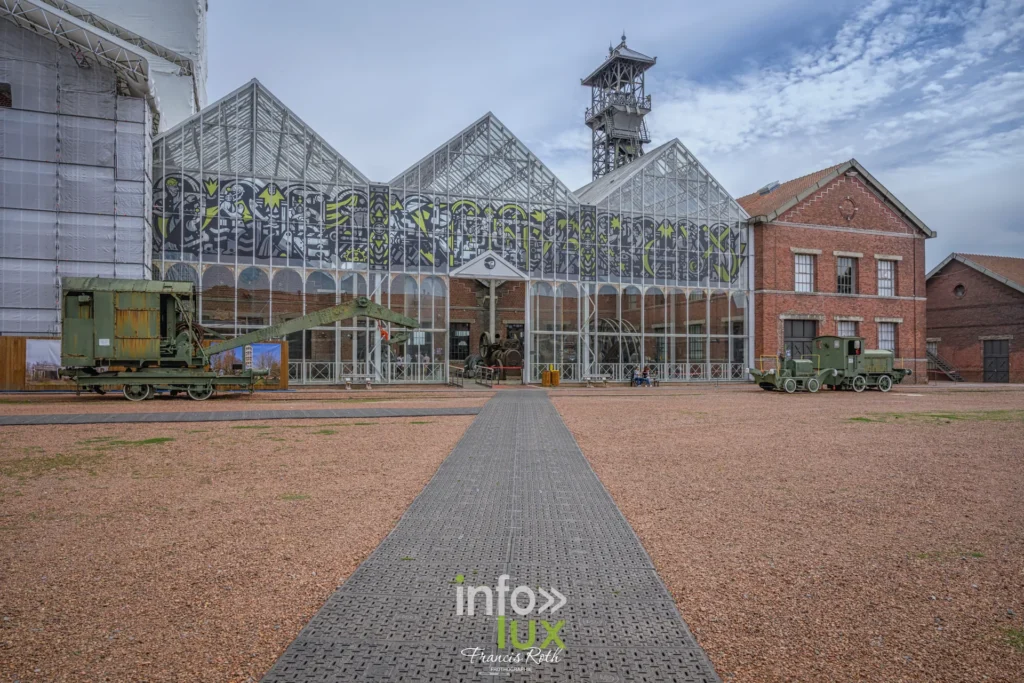 La verrière contemporaine de l'entrée du musée, avec le chevalement en arrière-plan