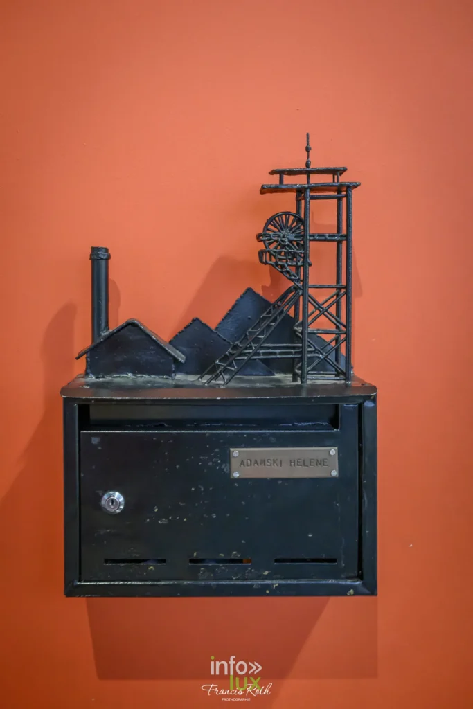 Œuvre représentant un chevalement sur fond orange, exposée au musée