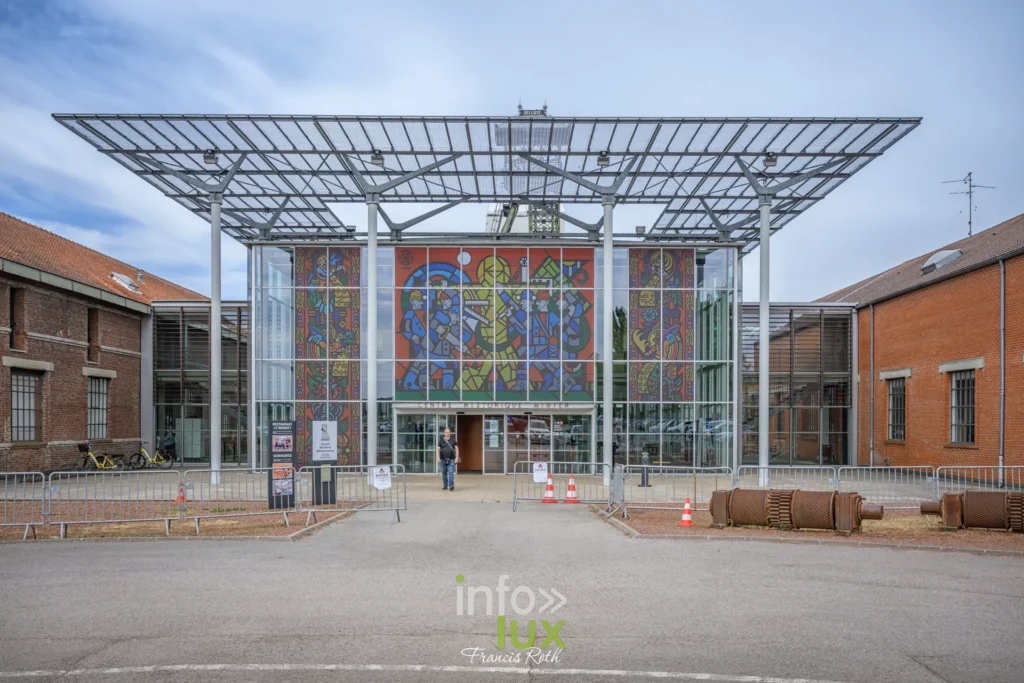L'entrée vitrée du Centre Historique Minier de Lewarde vue depuis la cour