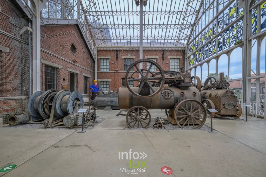 Machines d'extraction exposées sous la verrière du Centre Historique Minier