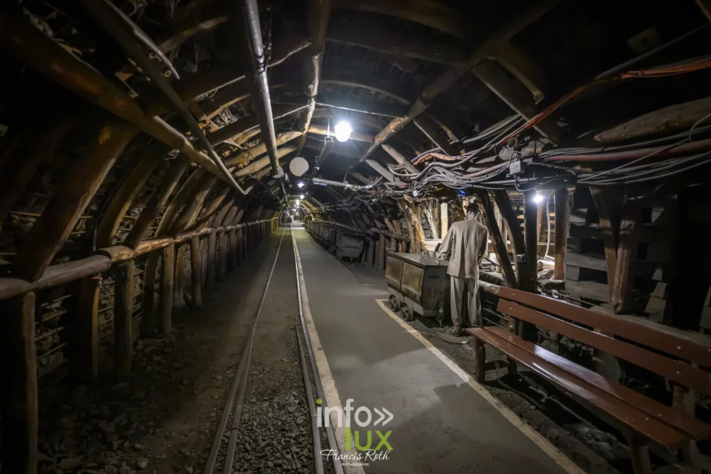 Machines et boisages dans une galerie reconstituée du musée de la mine
