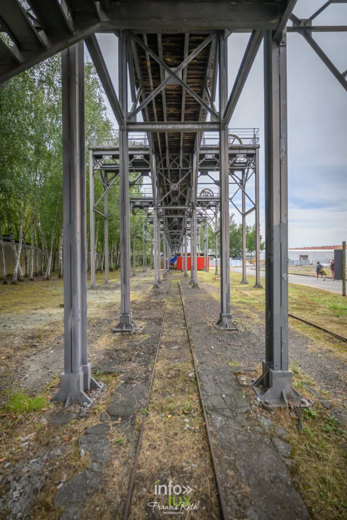 Structure métallique du chevalement vue depuis le sol