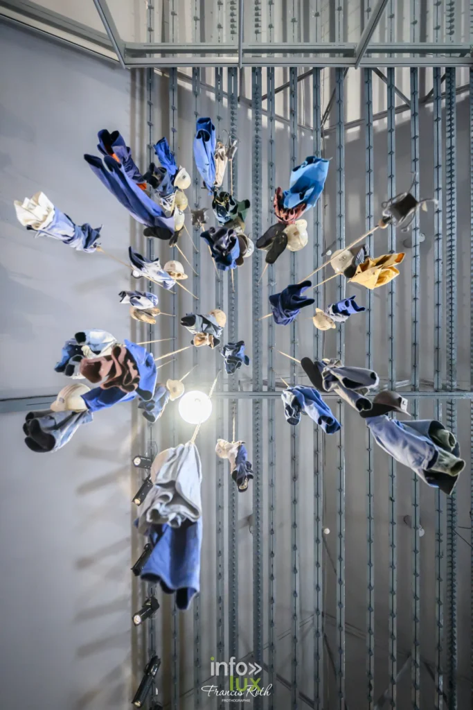 Installation de lampes de mineurs suspendues, au Centre Historique Minier