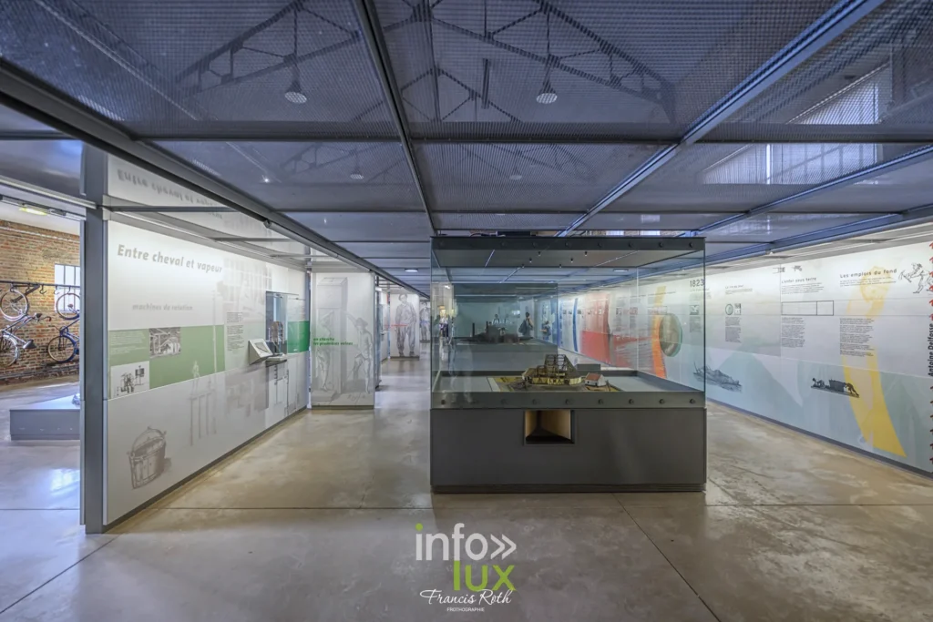 Salle d'exposition moderne et lumineuse au Centre Historique Minier de Lewarde