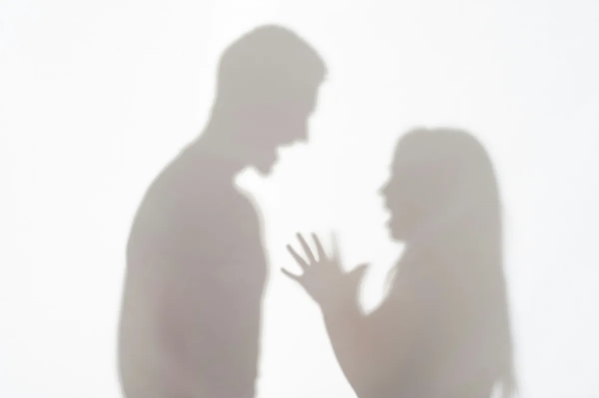 Silhouettes d'un couple en pleine dispute