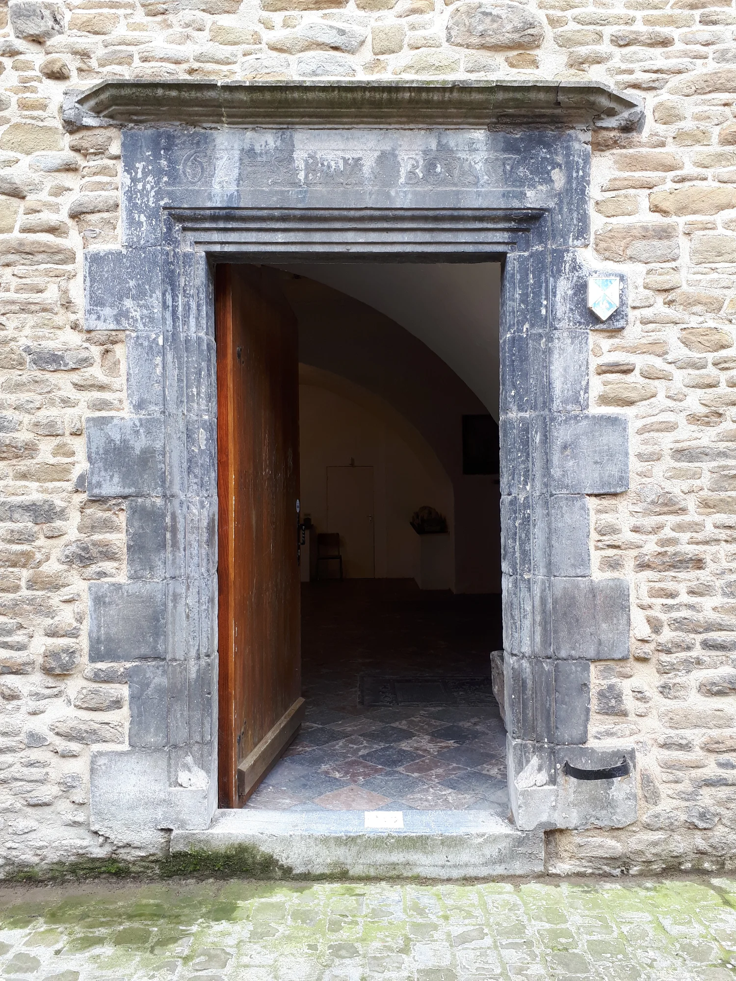 Porte d'entree - devise Gy Seray Boussu Porte d'entree de la chapelle de Boussu et sa devise Gy Seray Boussu