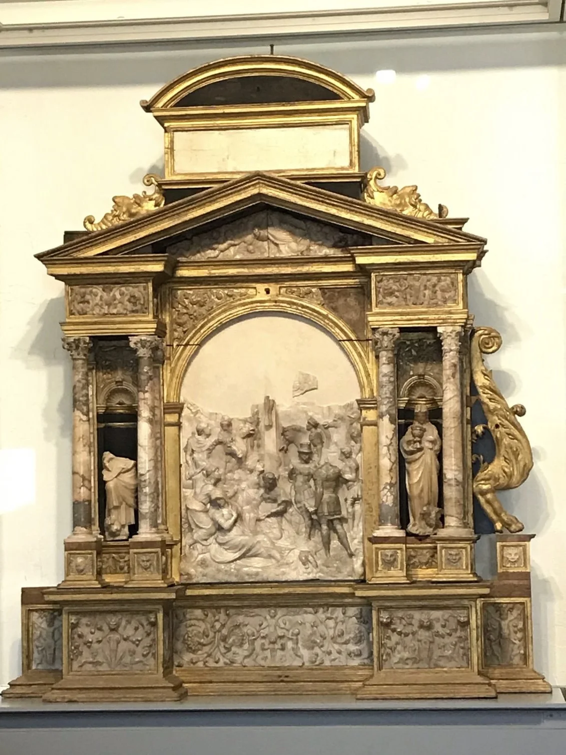 Retable de la Crucifixion Retable de la Crucifixion en bois dore et albatre, chapelle de Boussu