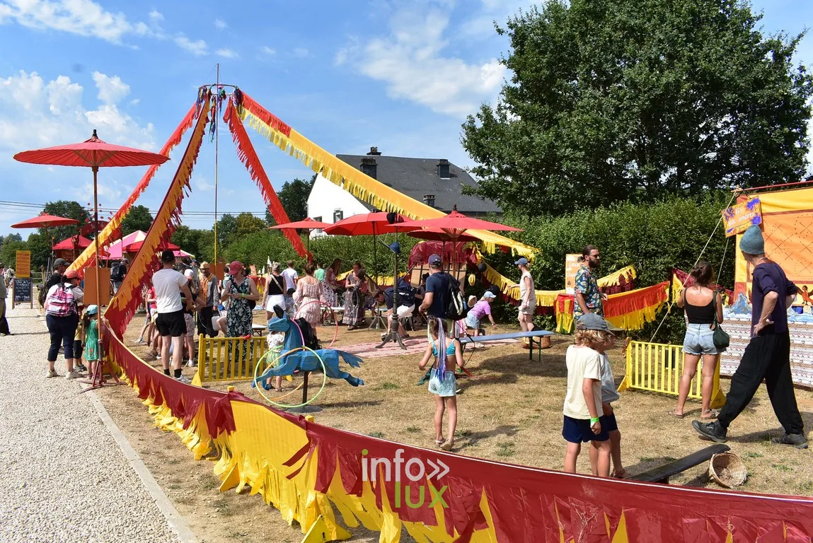 Jeux et attractions colorées en bord de prairie.