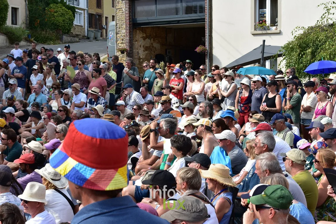 Foule compacte devant un spectacle de rue au festival de Chassepierre 2026